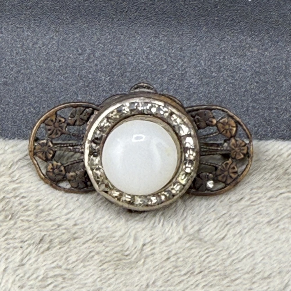 Vintage Estate Brooch Gold Tone Floral Filigree White Cabochon Rhinestone‎ READ